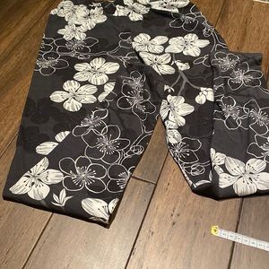 Flowers leggins one size black gray white like new